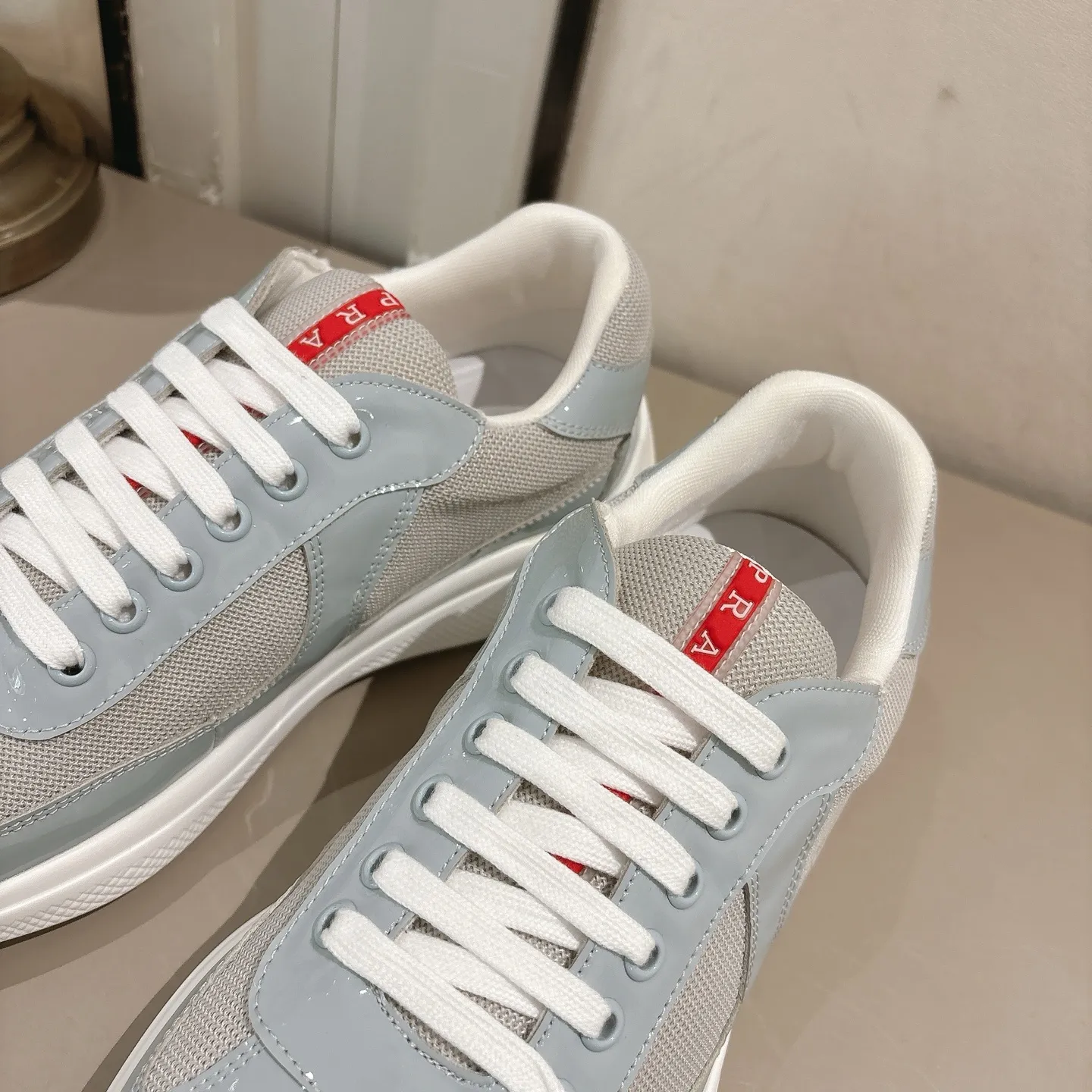 👟👟Ex-factory price 520👟👟 (Top version) Prada casual sports shoes, fashionable thick-soled casual loafers, unique taste, loved by everyone and easy to control, popular every year. There is also a versatile classic shoe last, which is enough to conquer you, wear it, increase the height and casualness, simple and handsome on the feet. The fabric is imported patent leather, the inner foot pad is soft and delicate, and the breathable mesh fabric is comfortable, ip Foam mold anti-slip lightweight outsole